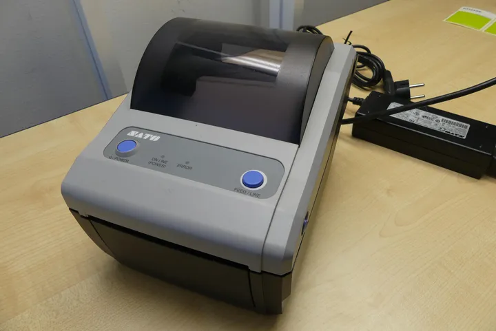 Sato Etiketten-/Bondrucker mit Netzteil